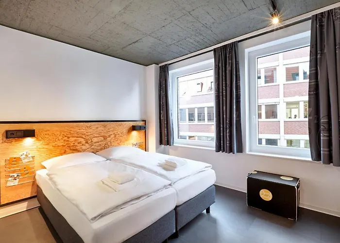 H.ostel אכסניה מונסטר