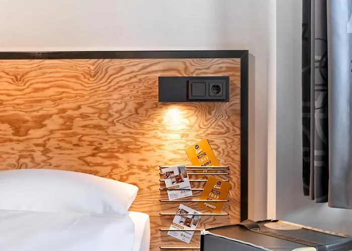 H.ostel אכסניה *